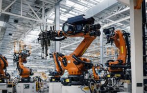 Robots industriales automatizados trabajando en una línea de producción moderna en una fábrica