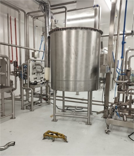 Equipo industrial de acero inoxidable con tuberías y válvulas en planta de automatización industrial
