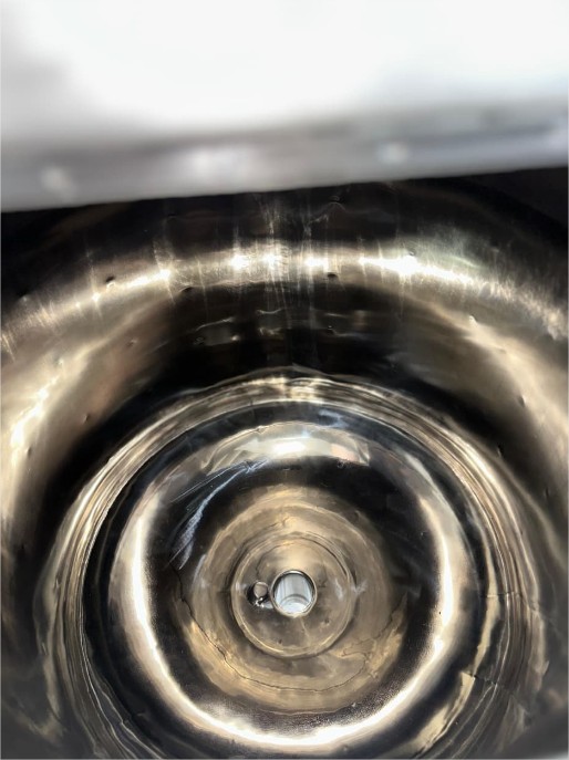 Interior metálico pulido con reflejos concéntricos en equipo industrial para automatización