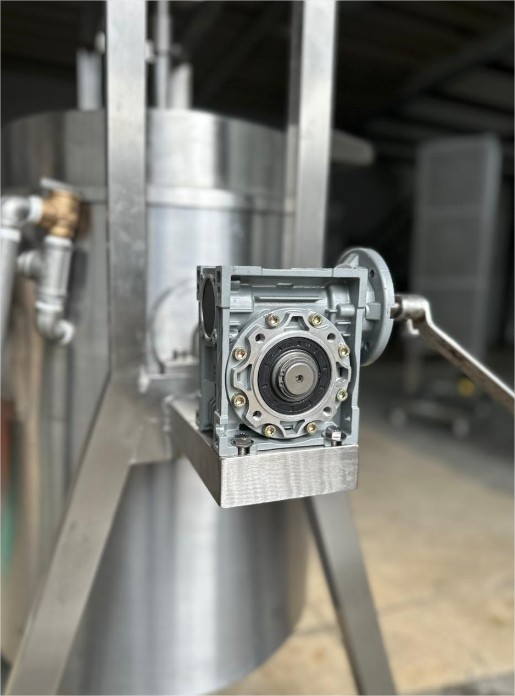 Motor industrial montado en estructura metálica como parte de un sistema de automatización industrial